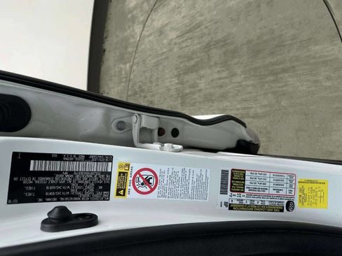 Used 2017 Toyota Highlander XLE image 31