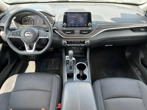 Used 2024 Nissan Altima 2.5 SV FWD image 2