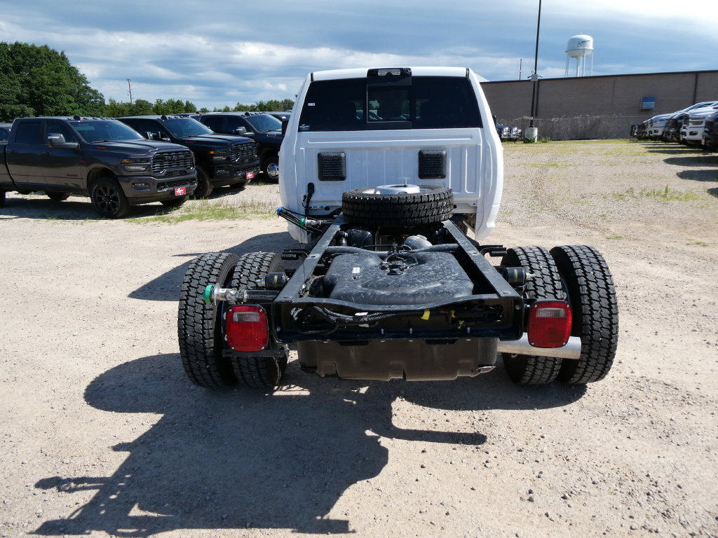 New 2026 RAM 4500 4x4 Crew Cab DRW w/ Laramie Trim Package image 6