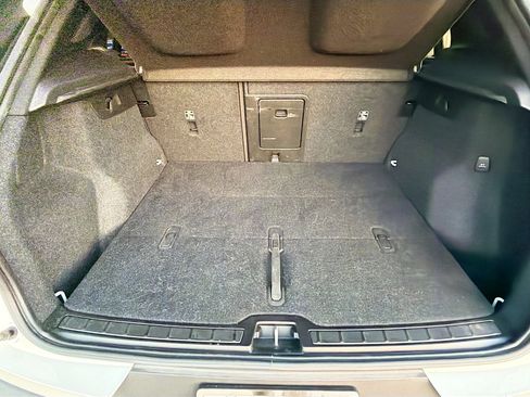 Used 2022 Volvo XC40 T5 Momentum image 12