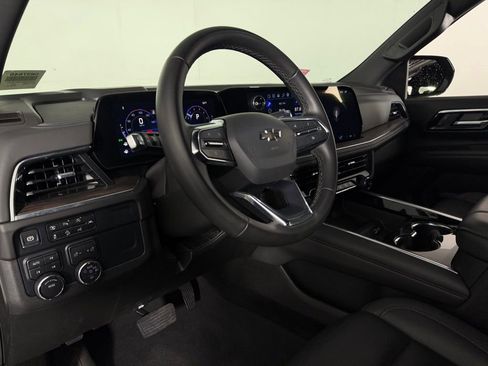 Used 2025 Chevrolet Suburban Z71 image 22