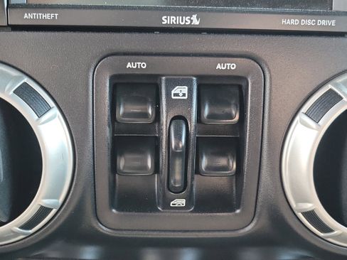 Used 2017 Jeep Wrangler Unlimited Rubicon w/ Connectivity Group AWD/4WD image 22