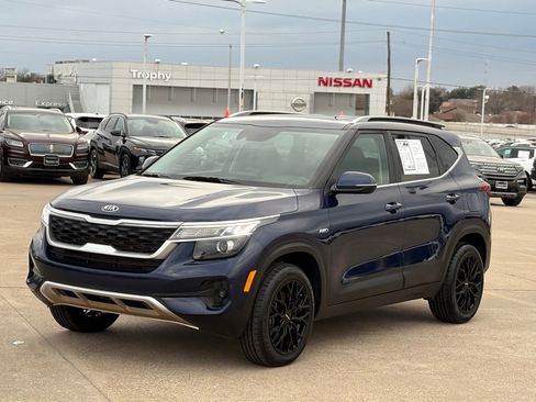 Used 2021 Kia Seltos EX image 3