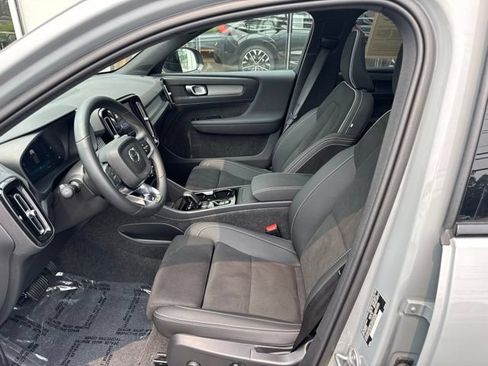 Certified 2025 Volvo XC40 B5 Plus AWD/4WD image 20