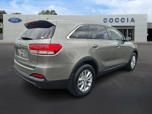 Used 2017 Kia Sorento AWD w/ LX Convenience Package image 4