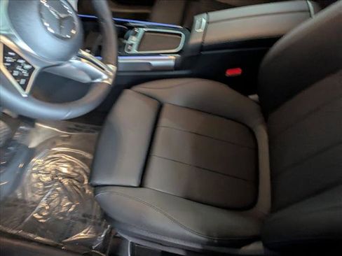 New 2025 Mercedes-Benz GLB 250 image 4