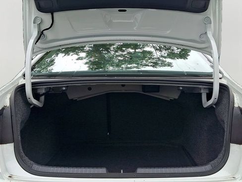 Used 2025 Volkswagen Jetta SE FWD image 32