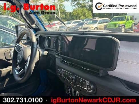 Used 2025 Jeep Wrangler Unlimited Sahara AWD/4WD image 6