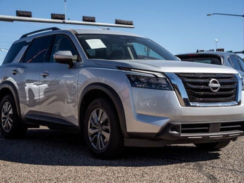 Used 2025 Nissan Pathfinder SV image 3