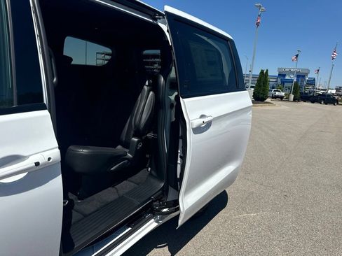 New 2026 Chrysler Pacifica Select FWD image 10