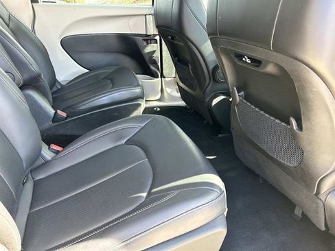 Used 2024 Chrysler Pacifica Select image 16