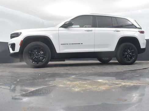 Used 2025 Jeep Grand Cherokee Altitude AWD/4WD image 47