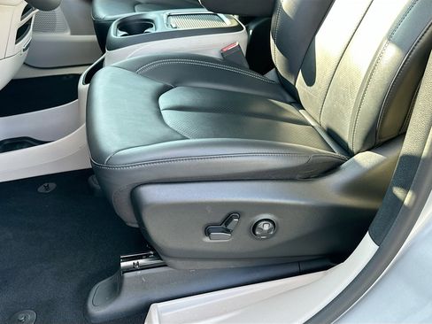 Used 2024 Chrysler Pacifica Touring-L image 18