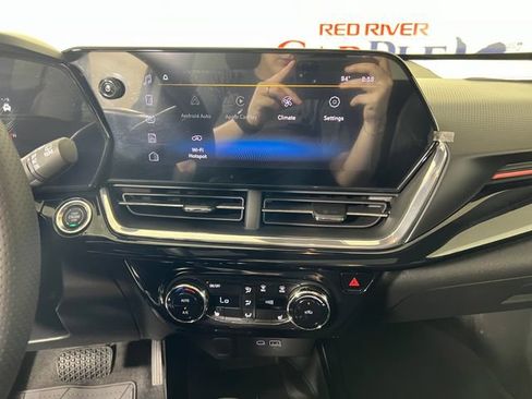 Used 2025 Chevrolet Trax RS w/ Sunroof Package FWD image 18