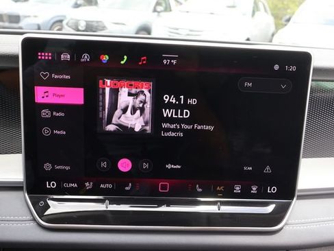 Certified 2025 Volkswagen Tiguan SE FWD image 24