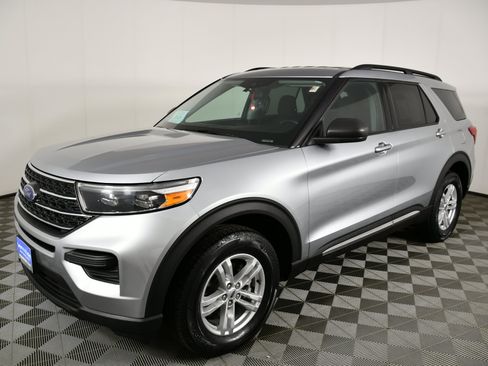 Used 2023 Ford Explorer XLT AWD/4WD image 10