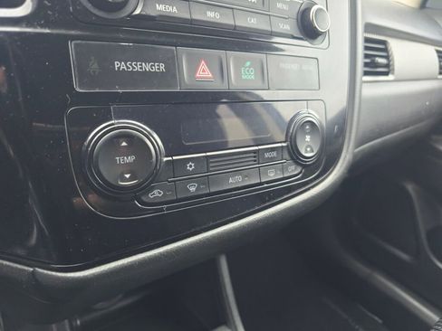 Used 2016 Mitsubishi Outlander ES image 27