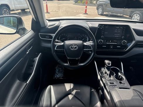 Used 2021 Toyota Highlander XLE AWD/4WD image 14
