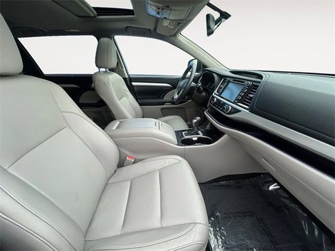 Used 2015 Toyota Highlander XLE image 14