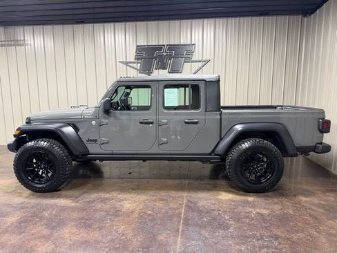 Used 2020 Jeep Gladiator Sport AWD/4WD image 3