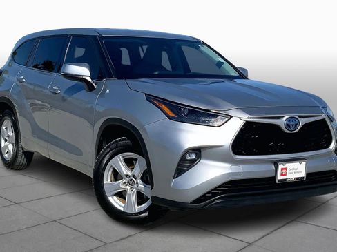 Used 2022 Toyota Highlander LE image 3