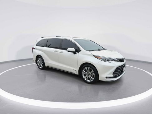 Certified 2021 Toyota Sienna Platinum image 2