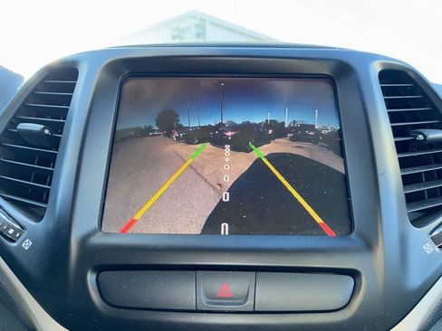 Used 2017 Jeep Cherokee Latitude w/ Cold Weather Group image 14