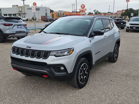 Used 2025 Jeep Compass Trailhawk AWD/4WD image 4