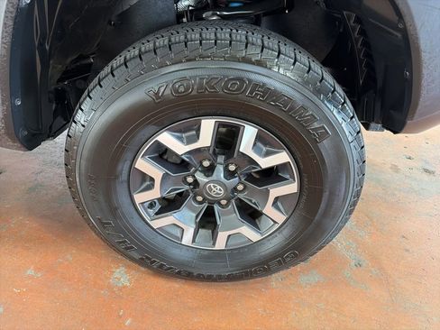 Used 2021 Toyota Tacoma TRD Off-Road w/ Technology Package AWD/4WD image 10