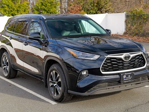 Used 2021 Toyota Highlander XLE image 9