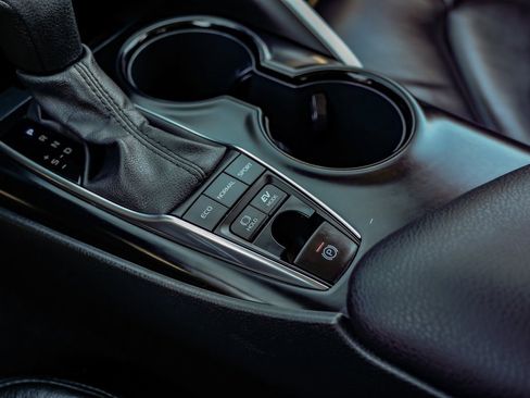 Used 2020 Toyota Camry LE image 27