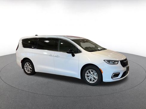 Used 2024 Chrysler Pacifica Touring-L image 2