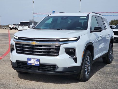 New 2026 Chevrolet Traverse LT w/ Driver Confidence Package FWD image 2