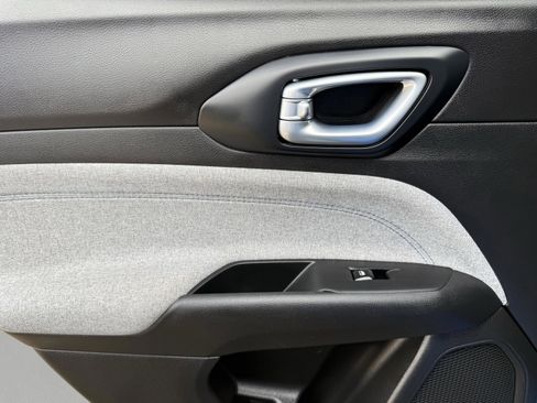 Used 2024 Jeep Compass Latitude image 28