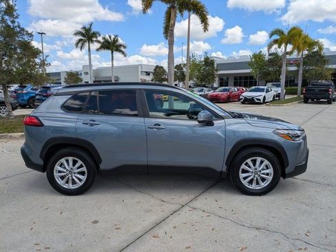 Used 2023 Toyota Corolla Cross LE w/ Moonroof Package image 3