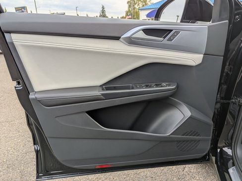 Used 2025 Volkswagen Taos SE w/ Panoramic Sunroof Package image 10