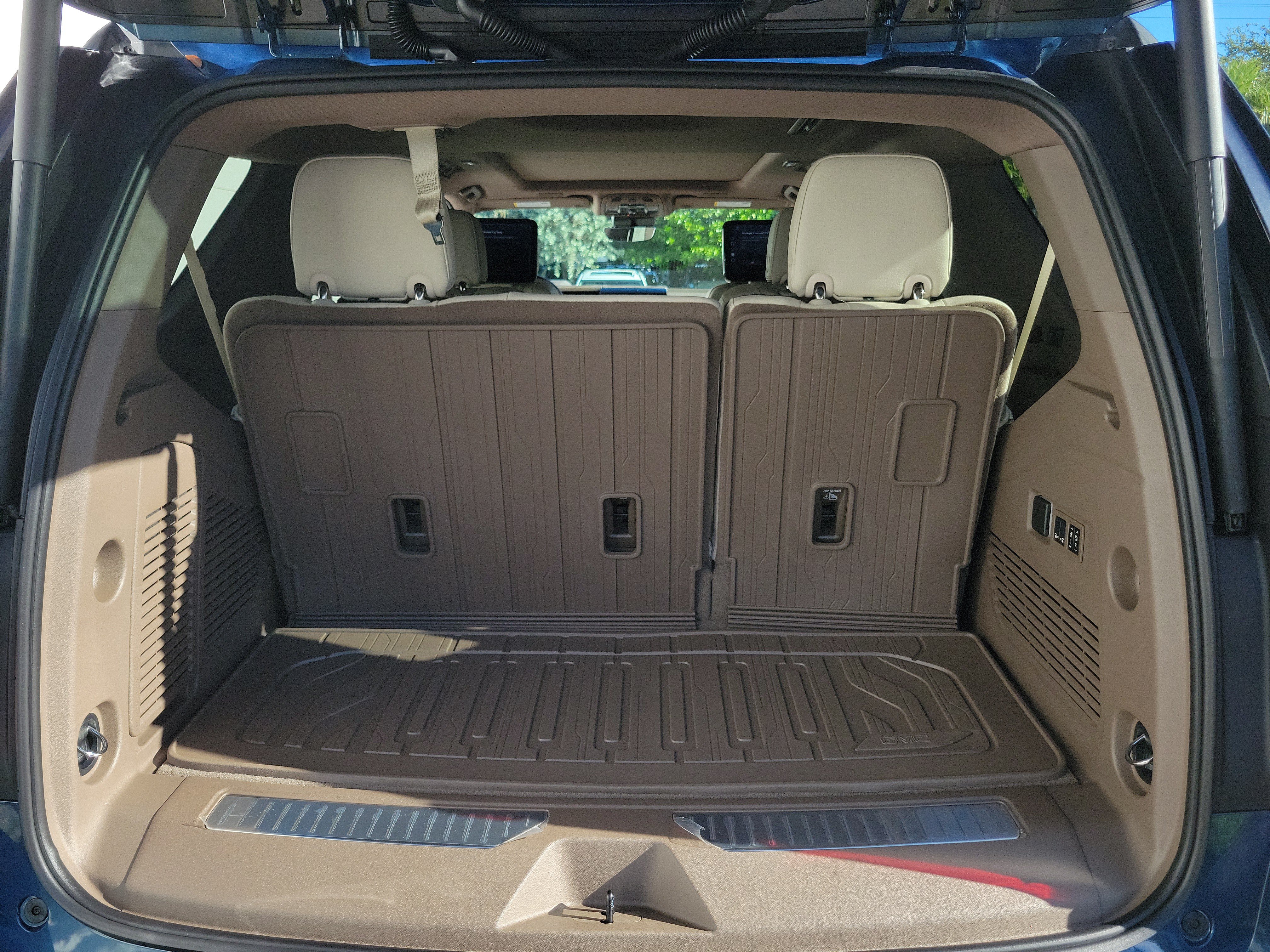 New 2026 GMC Yukon Denali w/ Denali Reserve Package AWD/4WD image 9