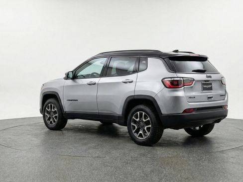 Used 2025 Jeep Compass Trailhawk image 6