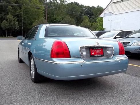 Used 2005 Lincoln Town Car Signature Limited RWD image 3