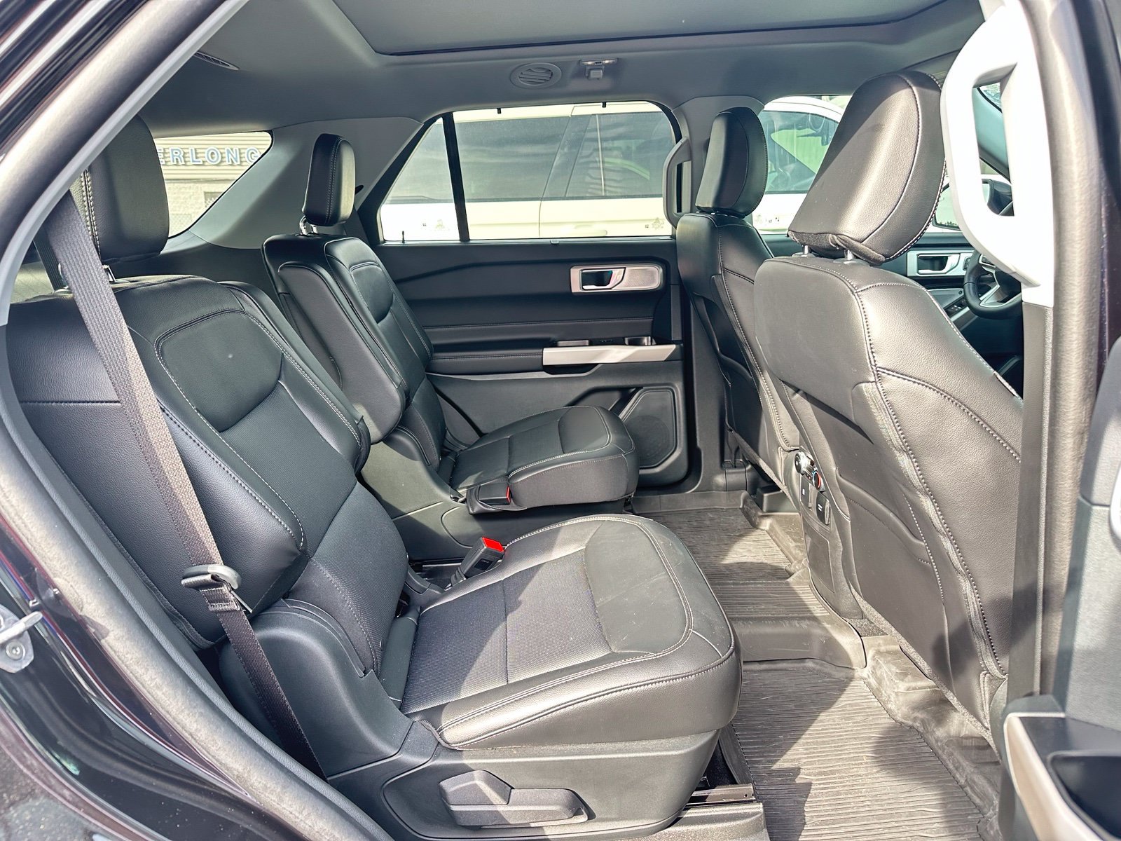Used 2024 Ford Explorer Limited w/ Limited Technology Package RWD image 9