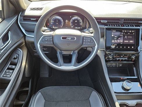 New 2025 Jeep Grand Cherokee Altitude image 12