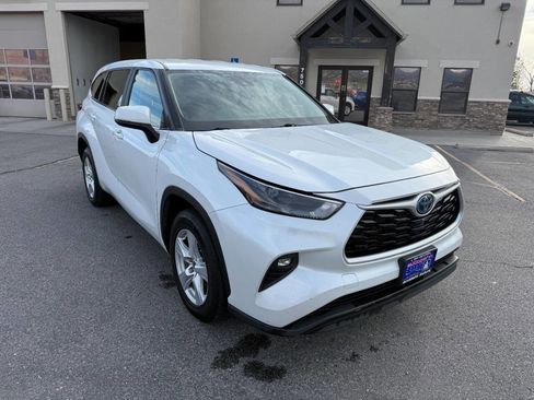 Used 2023 Toyota Highlander LE FWD image 1