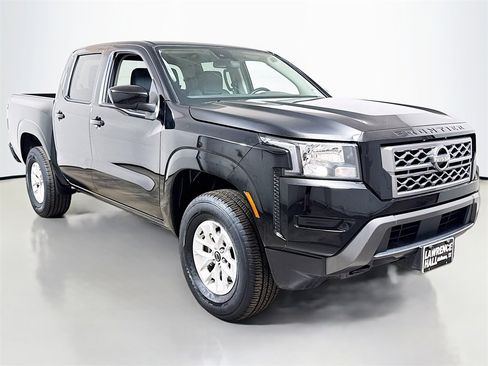 Used 2024 Nissan Frontier SV image 3