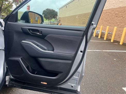 Used 2024 Toyota Highlander LE image 21