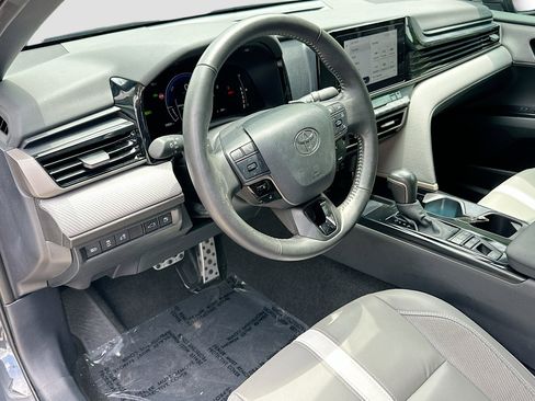 Used 2025 Toyota Camry SE w/ Convenience Package FWD image 9