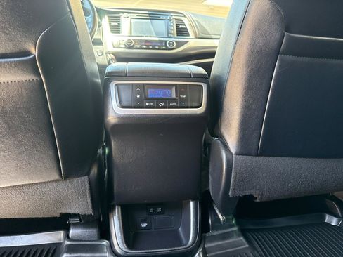 Used 2019 Toyota Highlander XLE AWD/4WD image 23