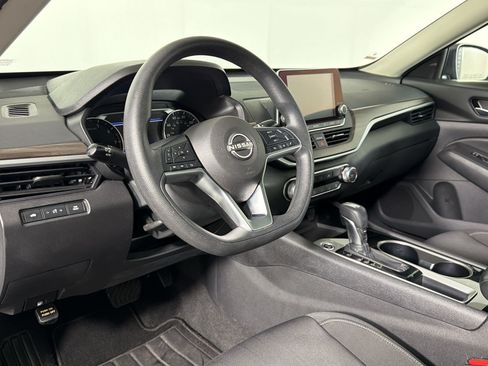 Used 2024 Nissan Altima 2.5 SV FWD image 3