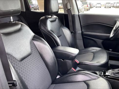 Used 2019 Jeep Compass Latitude FWD image 6