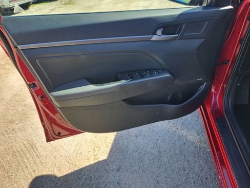 Used 2017 Hyundai Elantra Limited w/ Limited Tech Package 08 image 16