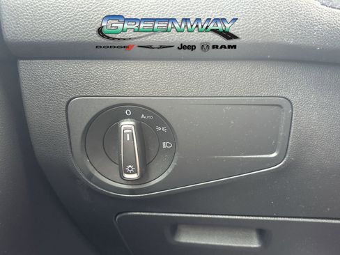 Used 2019 Volkswagen Tiguan SE image 18